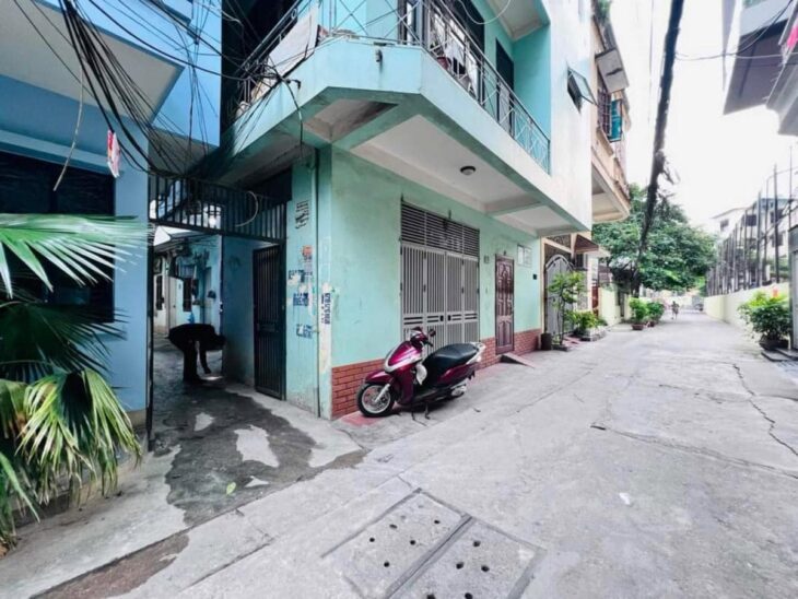 Chùa Láng -Chỉ hơn 5 tỷ – Nhà 5 Tầng – Mt 3.3m – Phân Lô 2 Mặt Thoáng – 1 Bước ra Ô tô – Đủ Công