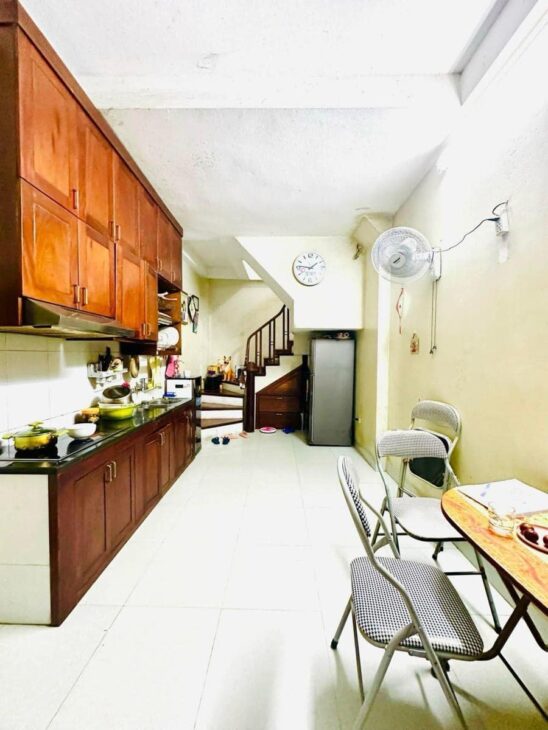 Chùa Láng -Chỉ hơn 5 tỷ – Nhà 5 Tầng – Mt 3.3m – Phân Lô 2 Mặt Thoáng – 1 Bước ra Ô tô – Đủ Công