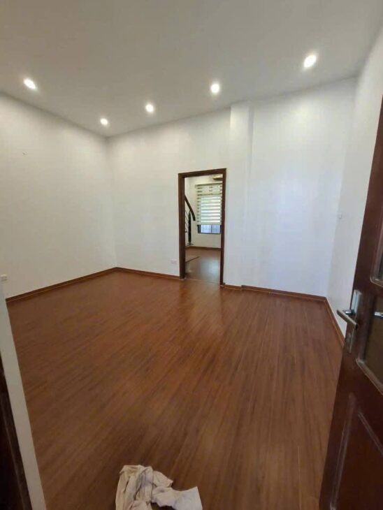 BÁN NHÀ TẬP THỂ QUÂN SỰ HOÀNG QUỐC VIỆT .DT ;34/80m- tầng 5 – GIÁ 3,1 TỶ.3 PHÒNG NGỦ CẦU THANG RỘNG