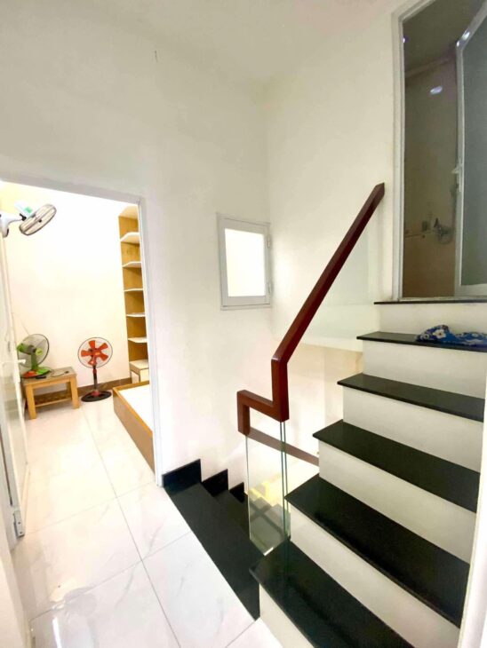 NHÀ 2 TẦNG TÂN THỚI HIỆP 20 – HẺM XE TẢI QUAY ĐẦU GẦN BỆNH VIỆN QUẬN 12 – XE HƠI NGỦ TRONG NHÀ.