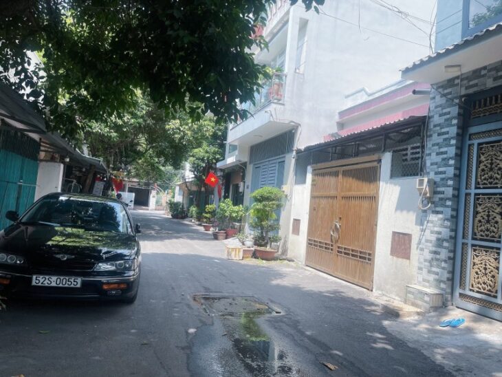 Nhà PHẠM VĂN ĐỒNG, giáp BÌNH THẠNH, kinh doanh 5m x 12m ô tô vào nhà