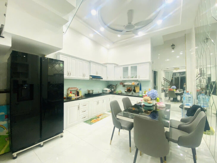 KHU PHÂN LÔ, HẺM XE HƠI, 4 TẦNG ĐÚC KIÊNG CỐ, CÁCH 20M RA MẶT TIỀN. CHỦ TẶNG TOÀN BỘ NỘI THẤT XỊN