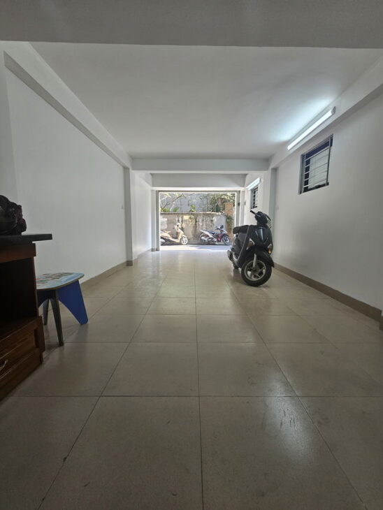 Nhà mới đẹp phố Nguyễn Văn Linh- Long Biên 37m2, 6 tầng, mặt tiền 3.5, 7.4 tỷ. Ô tô đỗ cổng.