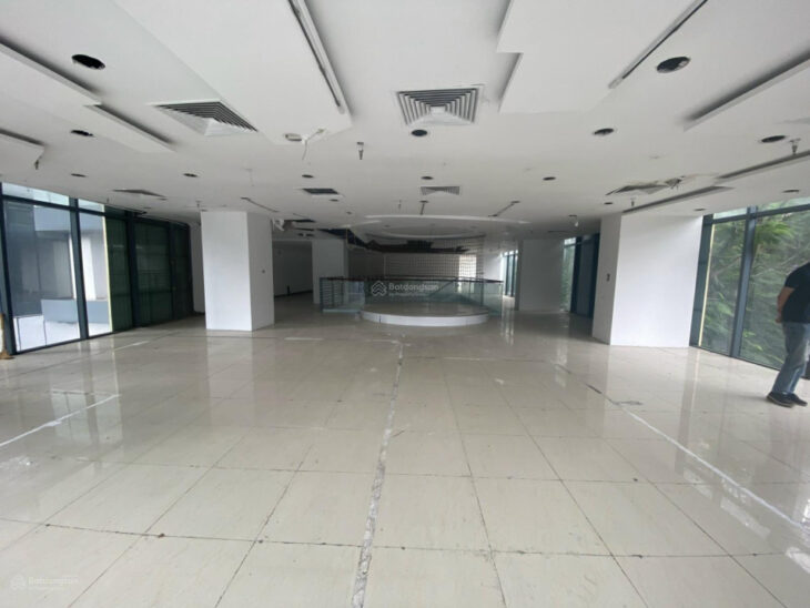 Cho thuê mặt bằng kinh doanh lô góc Ngụy Như Kon Tum – Vũ Trọng Phụng DT 300m2 gồm 2 mặt tiền rộng