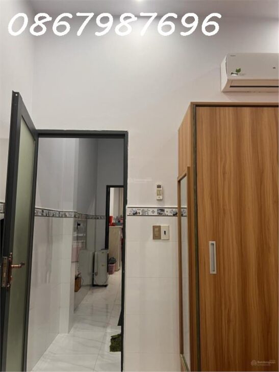 Bán nhà đẹp căn góc đường Nguyễn Thái Học, 2 tầng, 2 phòng ngủ, sân rộng rãi. Vị trí gần chợ Đầm,