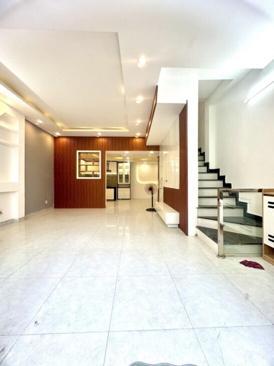► Nhà Kiệt nhựa 4m, Hùng Vương gần Big C, 68m2, ngang 5.5m, 2.5 tầng cứng đẹp, thoáng, 3PN, sân
