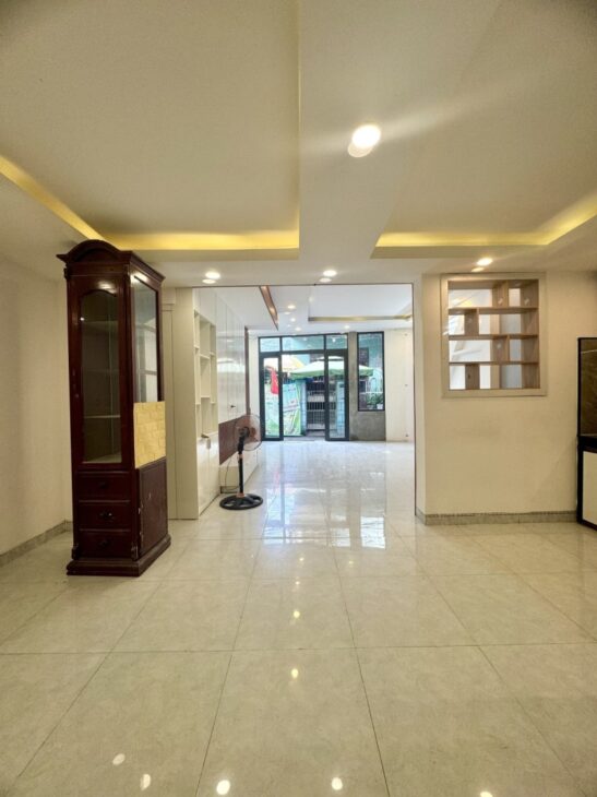 ► Nhà Kiệt nhựa 4m, Hùng Vương gần Big C, 68m2, ngang 5.5m, 2.5 tầng cứng đẹp, thoáng, 3PN, sân