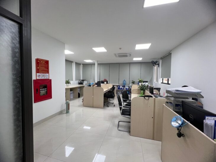 Bán gấp tòa văn phòng mặt phố Nguyễn Xiển, lô góc, dòng tiền 100tr/tháng, thông sàn, vỉa hè rộng