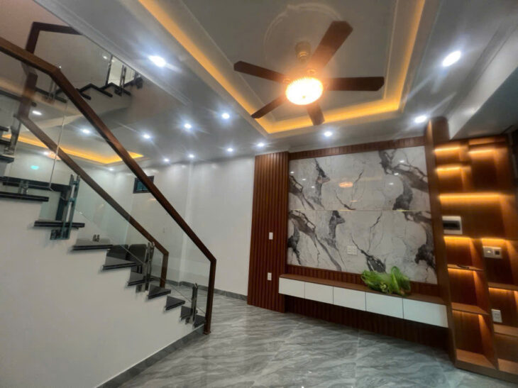 Chủ nhà cần tiền bán gấp căn nhà Hàng Kênh. nhà xây chắc chắn 4 tầng lô goác