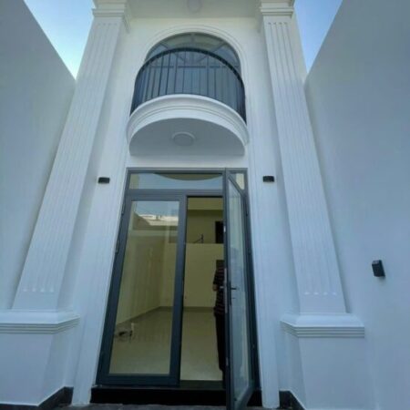 Nhà HXH Phạm Văn Đồng, 100m2, 2 tầng, ngay trung tâm, cho thuê 10tr/tháng, Thiết kế kiểu biệt thự