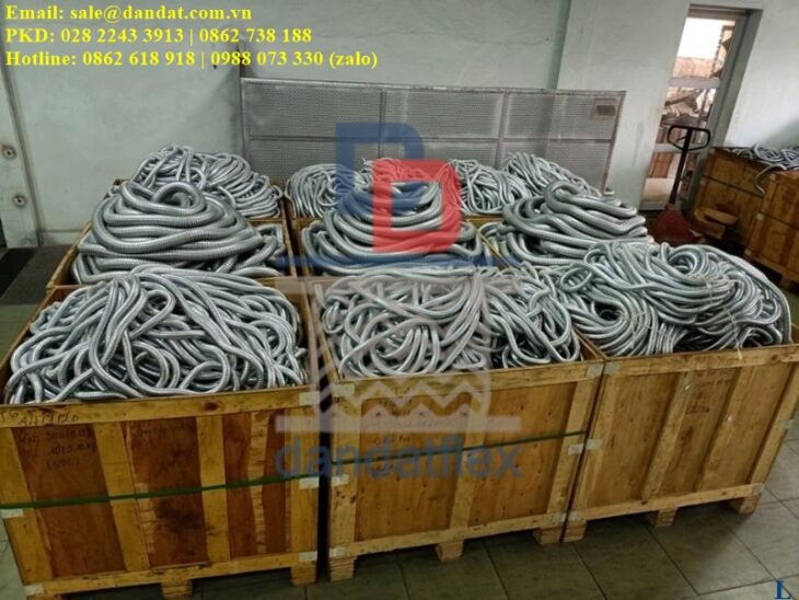 Ống thép mềm luồn dây điện bọc nhựa pvc và đầu nối kín nước