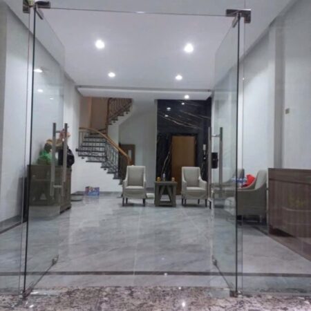 Bán nhà ngõ Kim mã, diện tích 63m2 xây 7 tầng thang máy, nội thất hiện đại, sân thượng view công