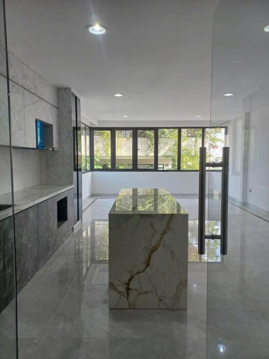 Bán nhà ngõ Kim mã, diện tích 63m2 xây 7 tầng thang máy, nội thất hiện đại, sân thượng view công