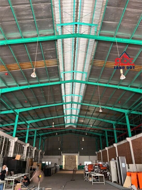 XT444 kết cấu xưởng khung thép kiên cố , cho thuê SX bàn giao xưởng liền