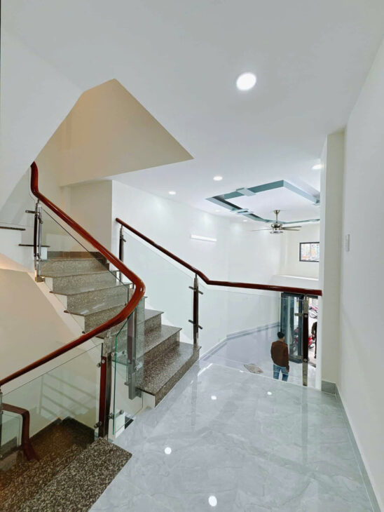 Sát mặt tiền đường Vĩnh Khánh Q 4 cách 0.5 giây Q1 Đường trước nhà 4.5 m DIỆN TÍCH 150 M2 NHÀ