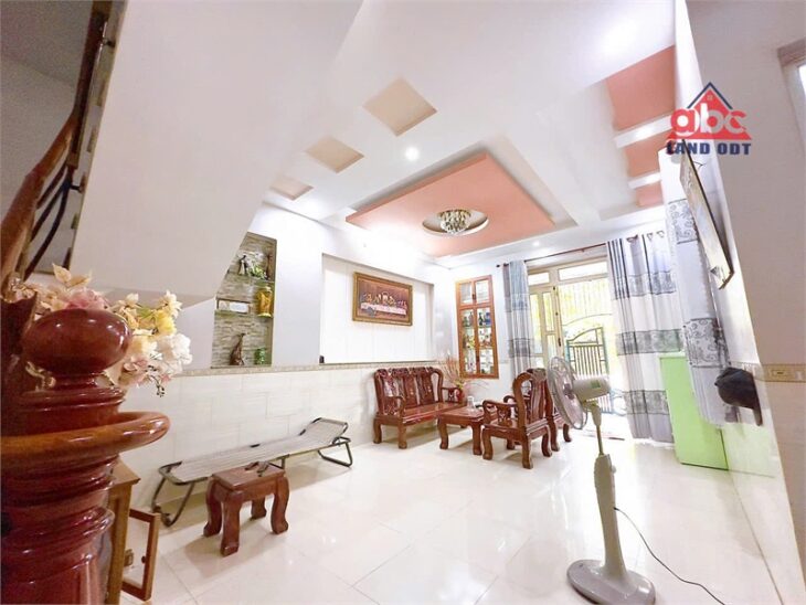 HN302 ( NP403 ) nhà đẹp gần trường cấp 2. khu dân cư đông đúc dân trí cao, nhà 3 pn