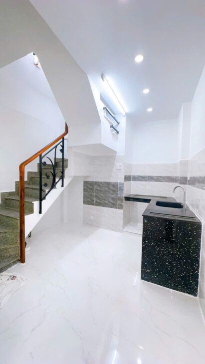 SÁT MẶT TIỀN HẺM XE HƠI VĨNH KHÁNH Q4 ĐÚC 5 TẤM HƠN 3 TỶ 0, 5 GIÂY Q1