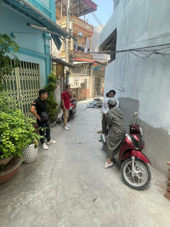 Gần tết ô anh cần tiền gấp bán nhà cách mặt phố xốm vs đường 21b 70m đi vào Căn góc bãi đỗ ô tô