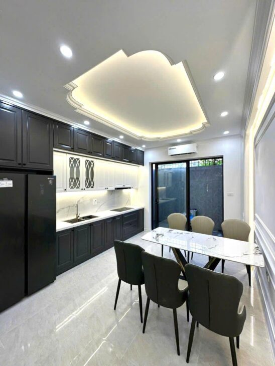 Bán nhà phố Mậu Lương-Hà Đông, DT 30m2 x 5T, MT 3.3m , dân xây, view hồ, ô tô đỗ. Giá 5.3 tỷ