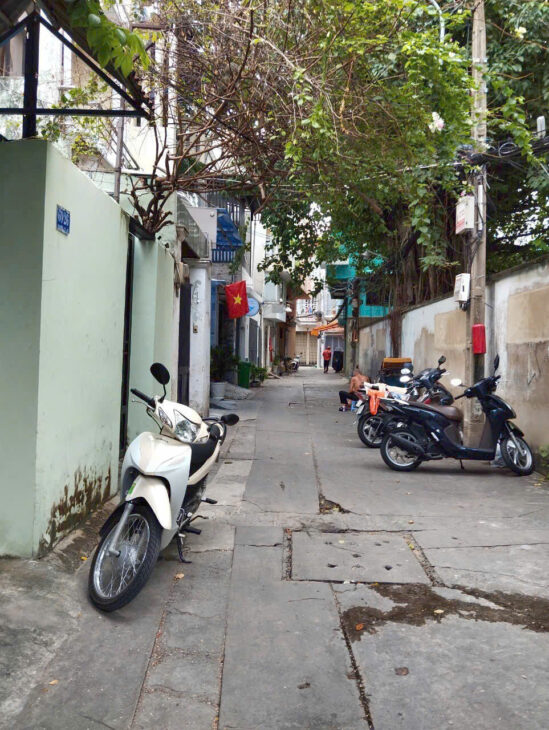 6.3 tỷ-bán nhà 3 mặt hẻm xe hơi Vạn Kiếp- sát khu ẩm thực Phan Xích Long- 5mx12m- 3 lầu- 5PN- HĐ