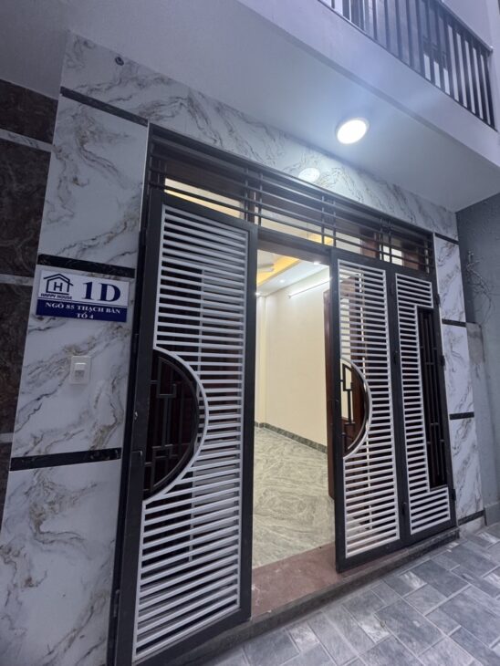 BÁN NHÀ- THẠCH BÀN- LONG BIÊN- VỊ TRÍ CỰC ĐẸP- OTO VÀO NHÀ- CÓ SÂN ĐỂ XE- NHỈNH 5 TỶ