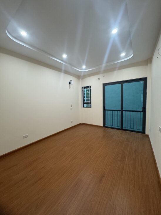 BÁN NHÀ- THẠCH BÀN- LONG BIÊN- VỊ TRÍ CỰC ĐẸP- OTO VÀO NHÀ- CÓ SÂN ĐỂ XE- NHỈNH 5 TỶ