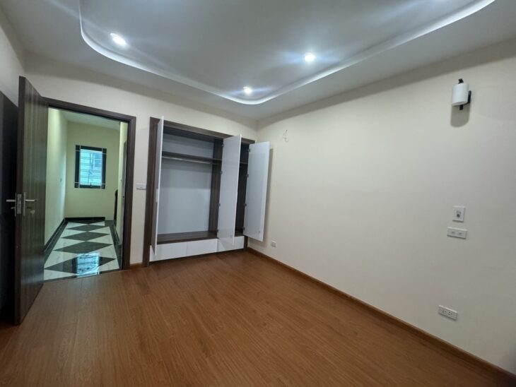 BÁN NHÀ- THẠCH BÀN- LONG BIÊN- VỊ TRÍ CỰC ĐẸP- OTO VÀO NHÀ- CÓ SÂN ĐỂ XE- NHỈNH 5 TỶ