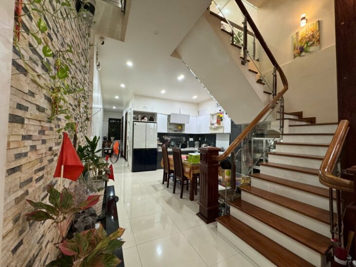 GẤP BÁN NHÀ 3 TẦNG, 3 MÊ FULL NỘI THẤT CAO CẤP – ĐỐI DIỆN BẾN XE – TỐNG DUY TÂN -LIÊN CHIẾU – GIÁ