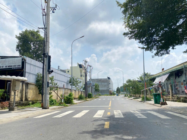 Cần bán lô đất 3 mặt tiền vị trí đẹp, giá chỉ 2,3 tỷ phù hợp để đầu tư, kinh doanh hoặc an cư lâu