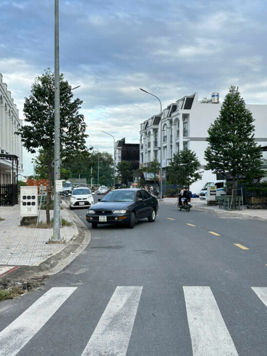 Gia đình tôi có lô đất 72m cần bán gấp Mọi tiện ích xum quanh bán kính 1km đầy đủ không thiếu bất