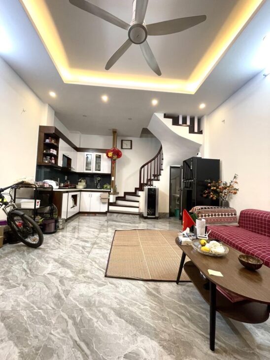 bán nhà quan hoa. sổ đỏ chính chủ. nội thất đẹp. ở ngay đón tết