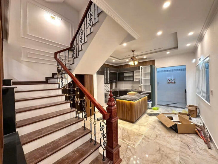 Nhà Khúc Thừa Dụ, 107m 3 tầng độc lập, sân cổng, mặt ngõ thẳn ô.tô, Giá 5.5 tỉ