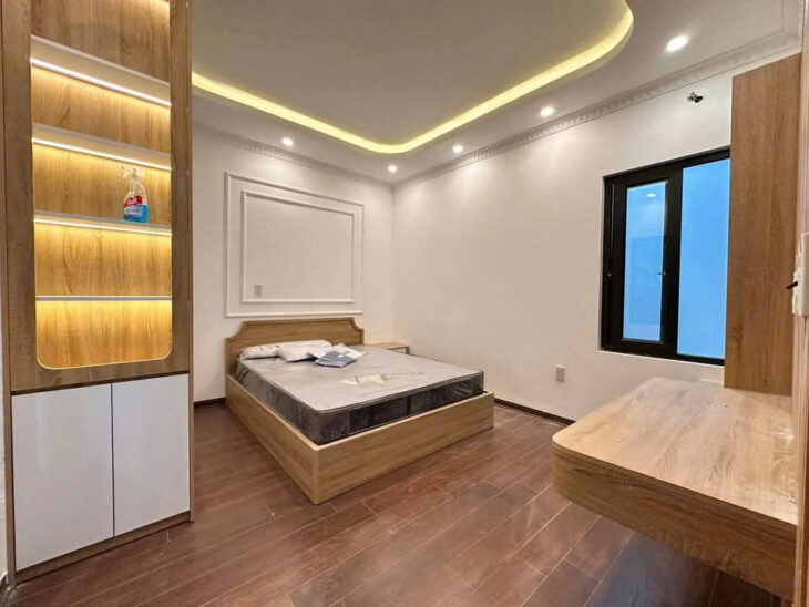 Nhà Khúc Thừa Dụ, 107m 3 tầng độc lập, sân cổng, mặt ngõ thẳn ô.tô, Giá 5.5 tỉ