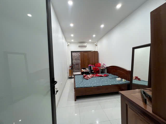 Bán Nhà Đào Tấn, Ba Đình, 5 Tầng Dân Xây, Ô-tô Đỗ Cửa, 35m2, 5.6 Tỷ, Vị Trí Sầm Uất Hiếm