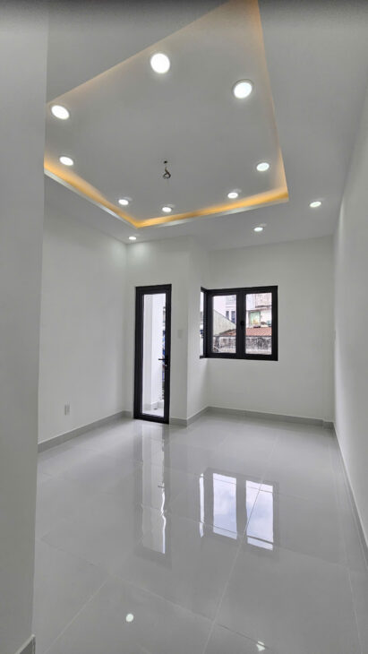 Sát mặt tiền Nguyễn Tất Thành Q4 Đường trước Nhà 3,5 m Ngang 3,4 Dài 7.8 Đúc xây mới 5 tấm