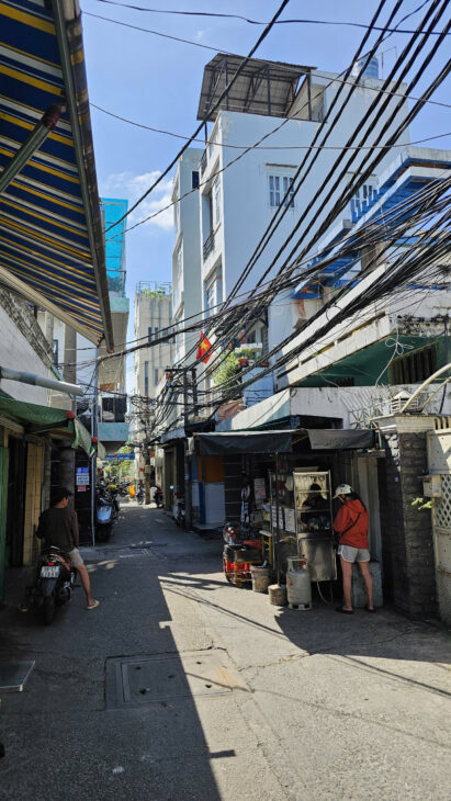 Sát mặt tiền Nguyễn Tất Thành Q4 Đường trước Nhà 3,5 m Ngang 3,4 Dài 7.8 Đúc xây mới 5 tấm