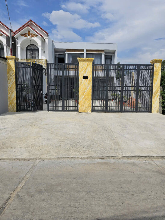 CHÍNH CHỦ CẦN BÁN 2 NHÀ Ở THẠNH LỘC AN THẠNH THUẬN AN DT: 306,5M2 NGANG 9M THỔ CƯ 120M2, GIA: 9,8