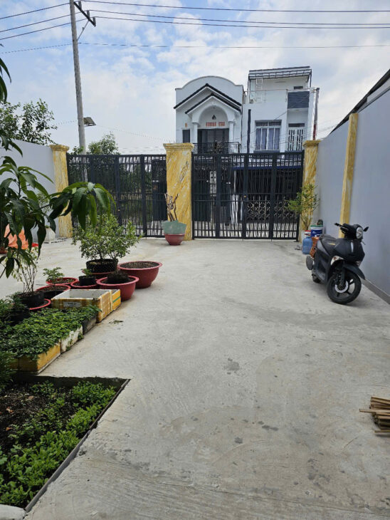 CHÍNH CHỦ CẦN BÁN 2 NHÀ Ở THẠNH LỘC AN THẠNH THUẬN AN DT: 306,5M2 NGANG 9M THỔ CƯ 120M2, GIA: 9,8