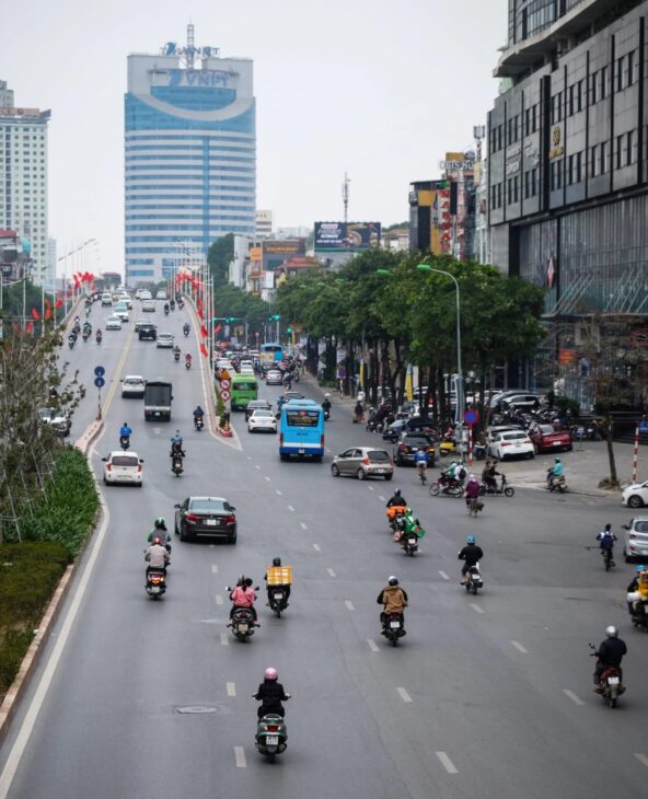 Mặt phố Nguyễn Chí Thanh quận Đống Đa, DT 120m2 x 8 tầng, cho thuê cả nhà vài trăm triệu/tháng