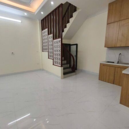 Cự Khối,Long Biên DT 30m2 x mt5m cách 1 nhà ra ô tô tránh giá chỉ 4.8 tỷ