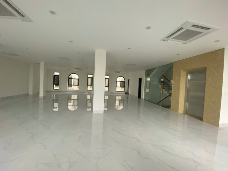 Cho thuê tòa văn phòng siêu đẹp căn góc Him Lam Vạn Phúc. DT 182m2*6 tầng mặt tiền 13m cực đẹp