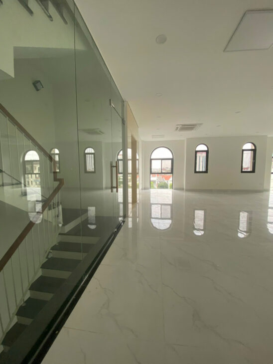 Cho thuê tòa văn phòng siêu đẹp căn góc Him Lam Vạn Phúc. DT 182m2*6 tầng mặt tiền 13m cực đẹp