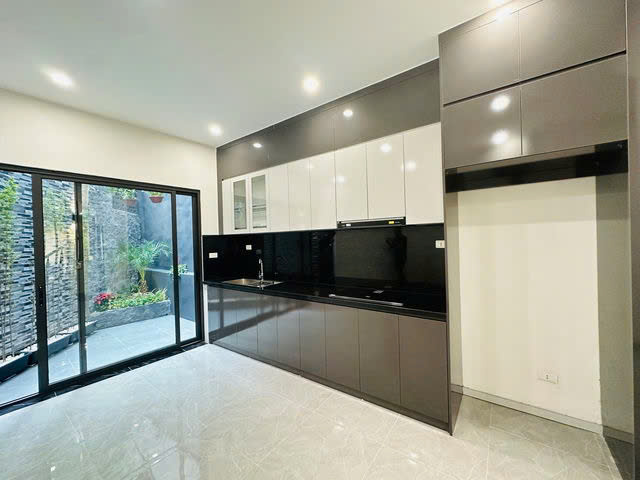 8.5 tỷ-Bồ Đề, Long Biên-gần hồ-ô tô tránh-ô tô vào nhà-2 thoáng-ở sướng vô cùng