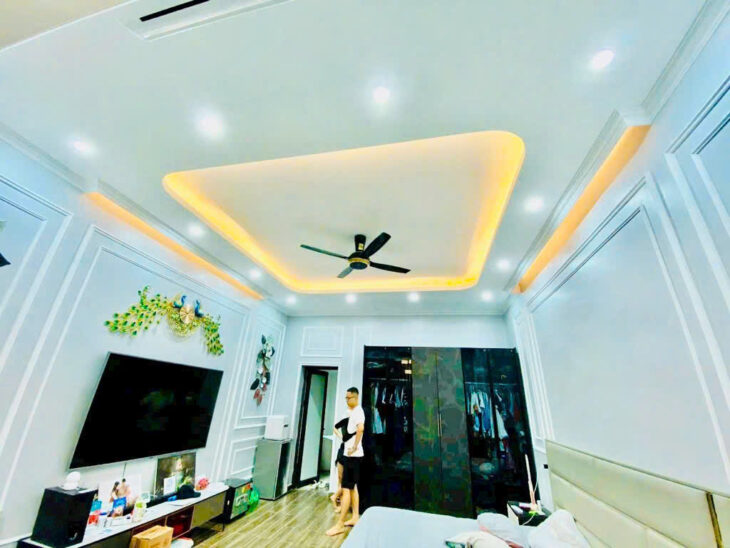 Nhà đẹp ở luôn ở La Thành, Đống Đa diện tích 52m2, 4 tầng, mặt tiền 4.8m, gara oto, Giá 18.5 Tỷ