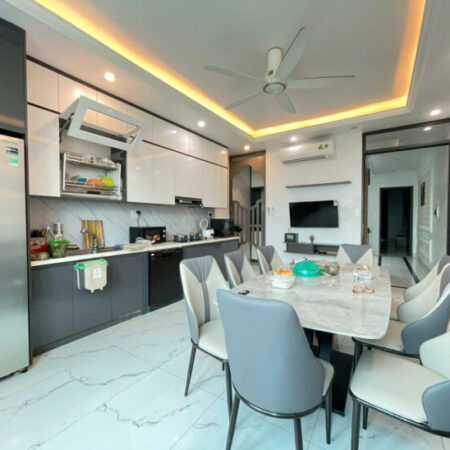 Bán nhà mặt đường Đào Nhuận, 90m 5 tầng, thang máy, Giá 10 tỉ gần ngay AEON