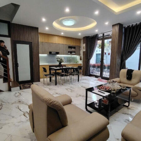 Gấp, nhà 5 tầng Việt Hưng, oto đỗ cổng, 4,9 tỷ