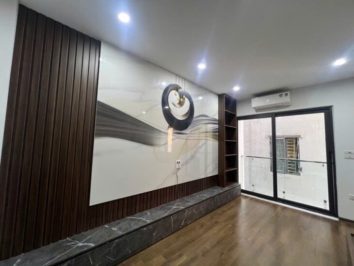 BÁN NHÀ BỒ ĐỀ 40M2* 5 TẦNG* 8.7 TỶ,THANG MÁY, FULL NỘI THẤT