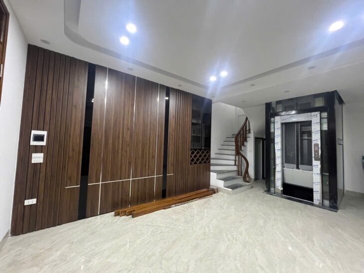 BÁN NHÀ BỒ ĐỀ 40M2* 5 TẦNG* 8.7 TỶ,THANG MÁY, FULL NỘI THẤT