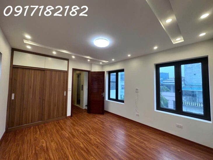 SIÊU HIẾM VỊ TRÍ VÀNG NGỌC THỤY LONG BIÊN. -HAI BƯỚC RA Ô TÔ TRÁNH THOÁNG TRƯỚC SAU THANG MÁY