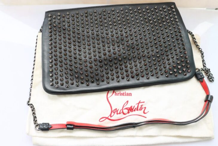 Cluth cầm tay Nữ + dây đeo Louboutin da đen đính đinh tán Full ( Thương hiệụ Pháp )